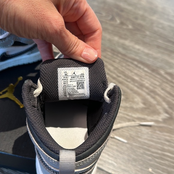 Jordan 1 MID (TD) gently used size 9 - still in box - Picture 2 of 3